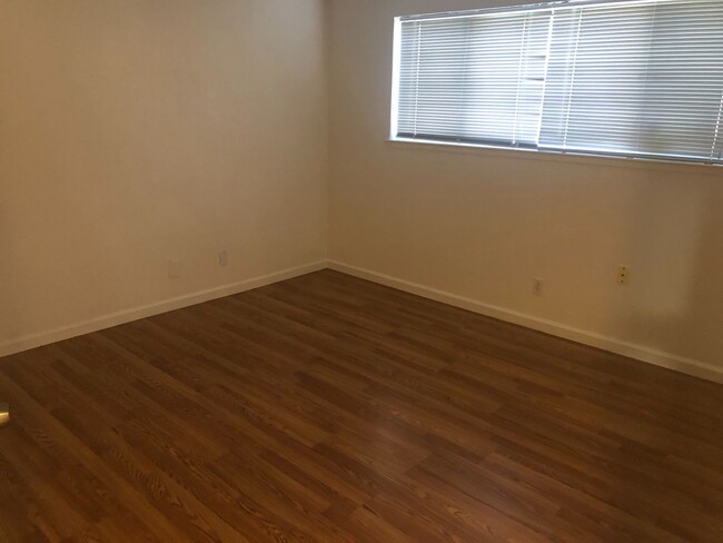 Building Photo - NICE ONE BEDROOM, LOWER LEVEL APARTMENT IN...