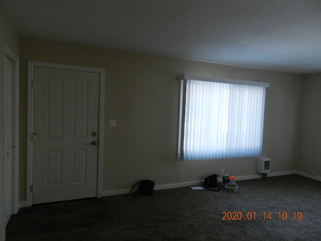 Building Photo - 2 Bedroom / 1 Bathroom Home in Madras Oregon
