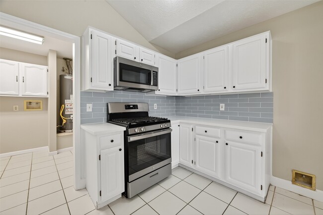 Building Photo - 2238 Sentinal Oaks St