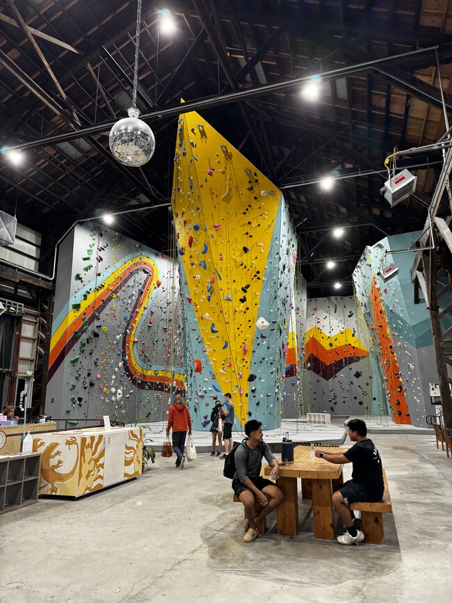 Pacific Pipe climbing gym 2 min away from driving - 154 Uptown Cir