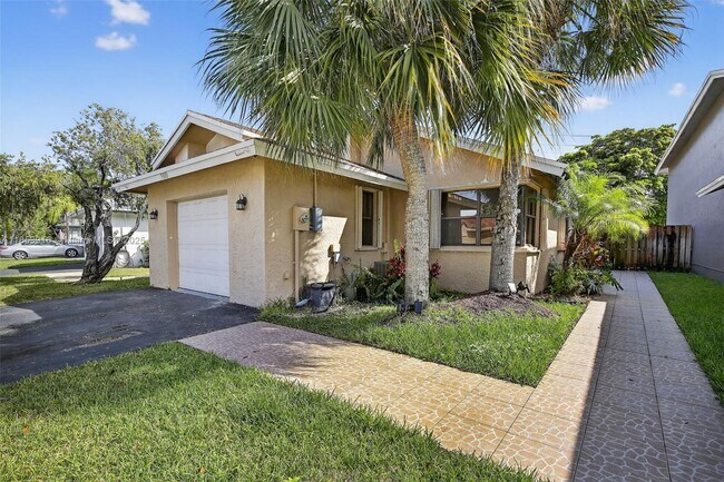 Building Photo - 581 Lakeside Cir