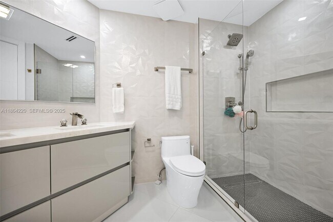 Building Photo - 16485 Collins Ave