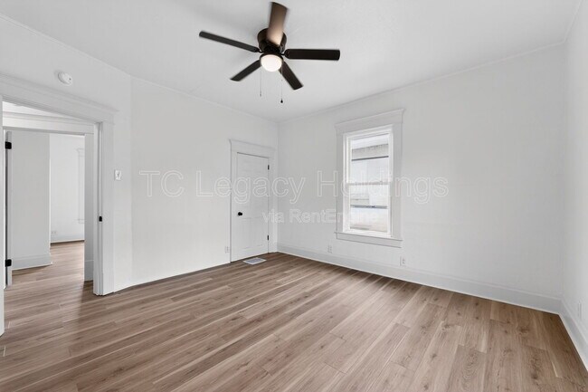 Building Photo - 1527 Farland Ave