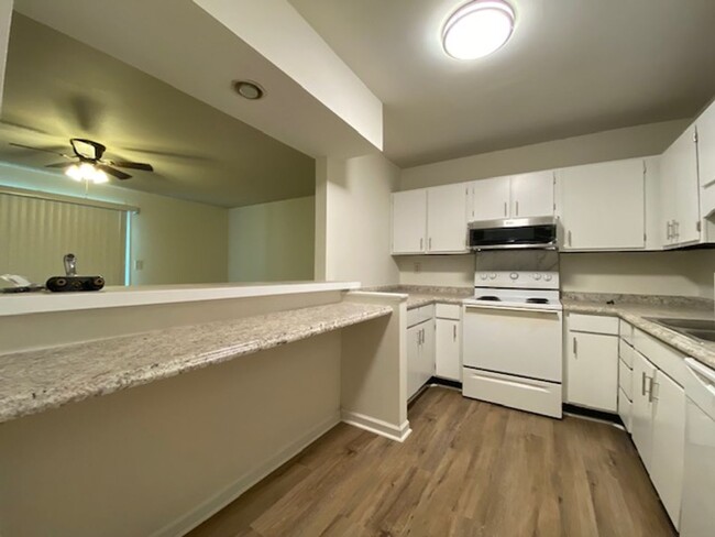 Building Photo - High Meadow condo 1 BED, 1BATH Ground leve...