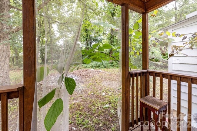 Building Photo - 627 Colston St