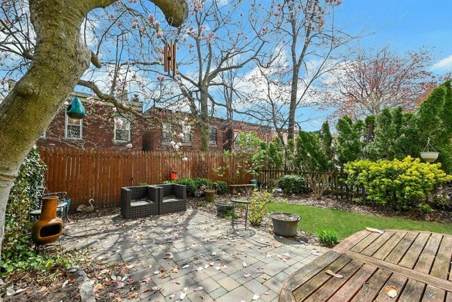 Building Photo - 158 Edgar St