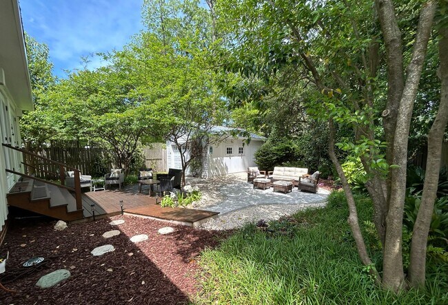 Building Photo - Gorgeous updated furnished cottage!