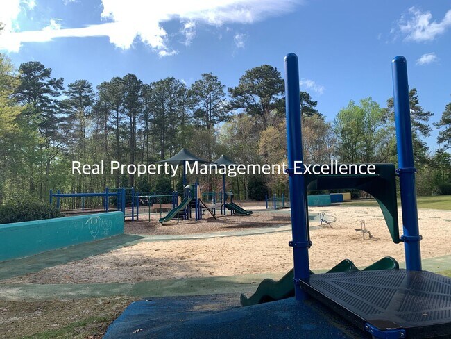 Building Photo - Raleigh Townhome Convenient to I440 & I540...