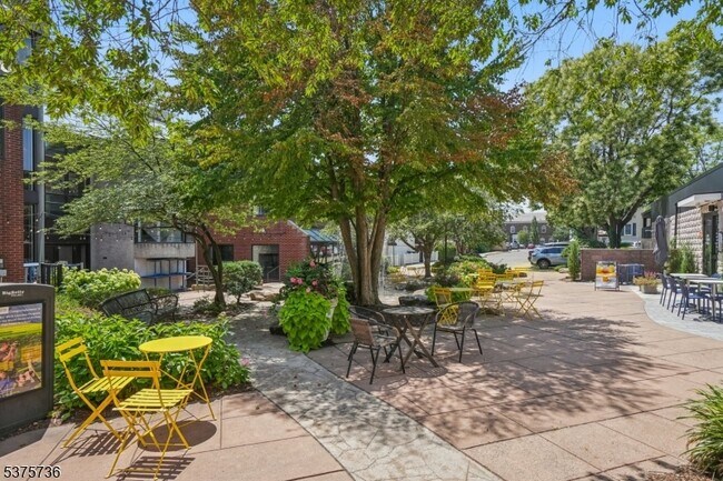 Building Photo - 34 Main St