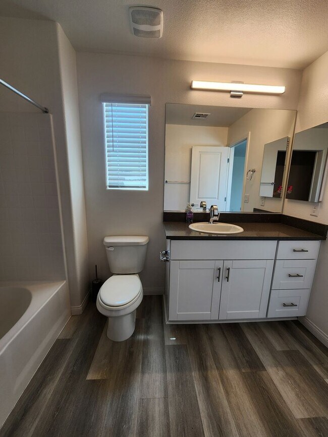 Building Photo - Charming 3BR/2.5BA Home in Las Vegas – Uti...