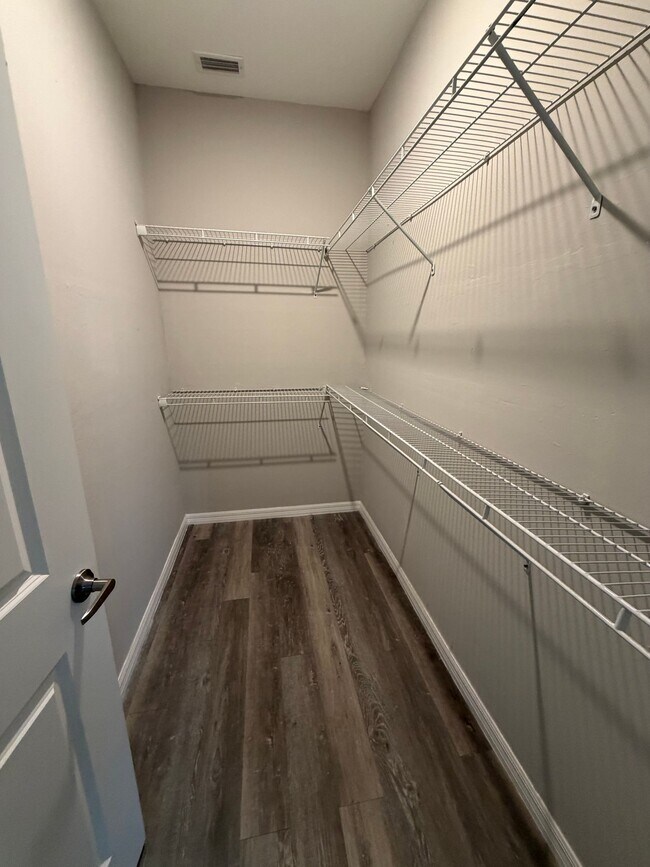 Building Photo - 1156 Melville Rd