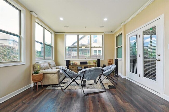 Building Photo - 915 Elmsbrook Ln