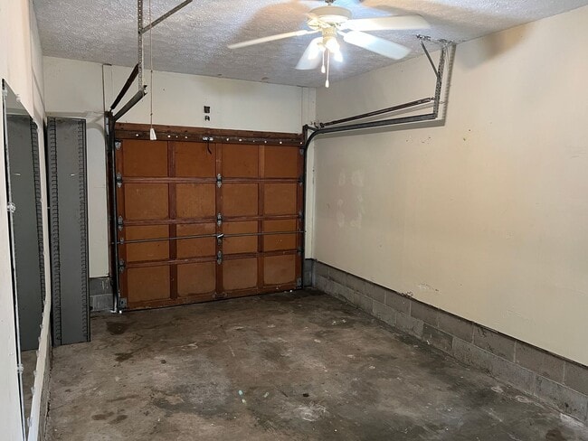 Building Photo - Adorable 3/2 on large corner lot