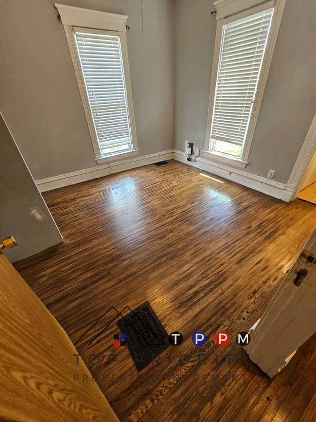 Building Photo - 3 Bedroom | 1.5 Bath Apartment in Cedar Fa...