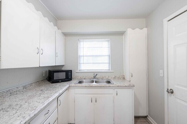 Building Photo - 3 Bedroom, 1 Bath Home!