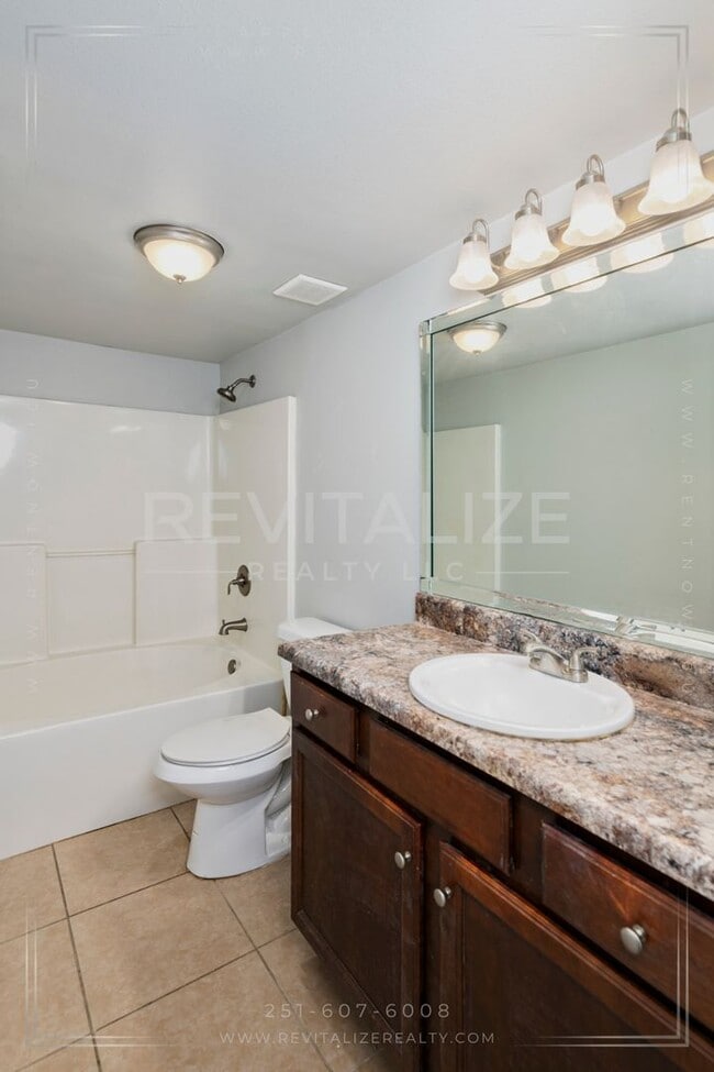 Building Photo - 2 Bedroom/2 Bathroom Condo in Daphne w/Acc...
