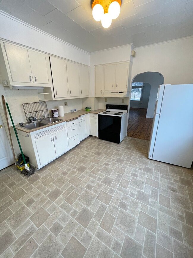 Building Photo - 1302 W 1st St