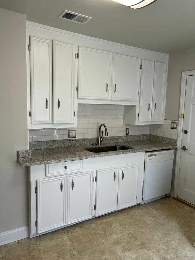 Building Photo - 2 Bedroom Apartment on Blossom Street