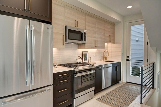Building Photo - Queen Anne Townhome