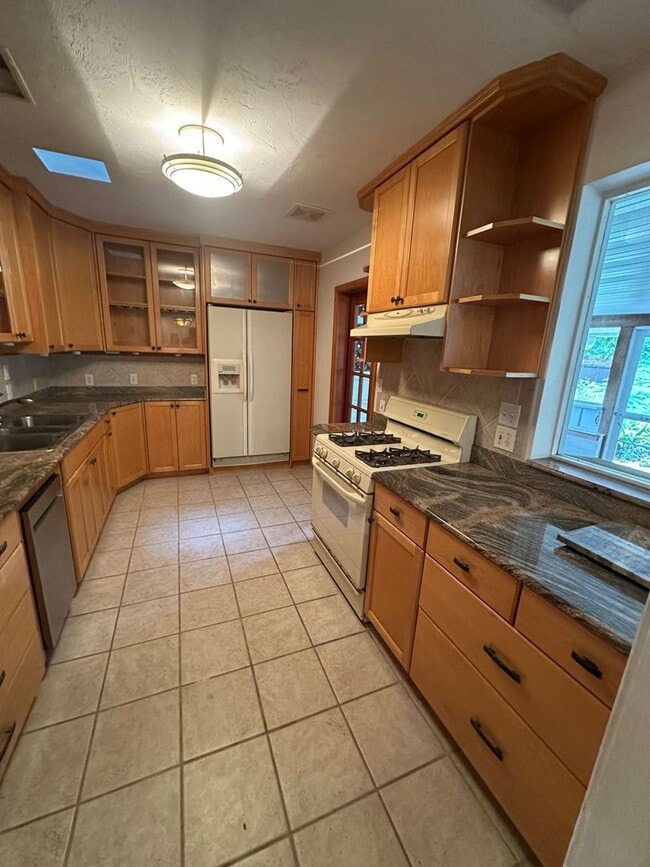 Building Photo - Charming 3 Bedroom w/ study that can be 4th bedroom, 3 Bath Home in Florida Park – Hardwood Floor...