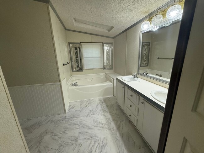 Building Photo - Large Updated Three Bedroom