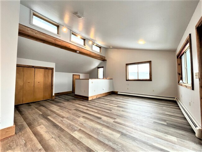 Building Photo - Newly Renovated 3 Bed, 2 Bath With Amazing...