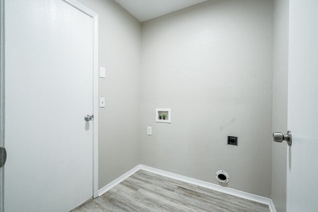 Building Photo - 10425 Aberdeen Dr