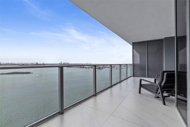 Building Photo - 700 NE 24th St