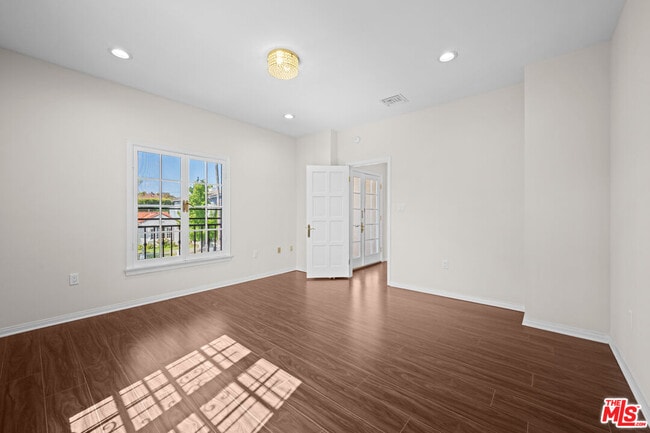 Building Photo - 224 S Palm Dr
