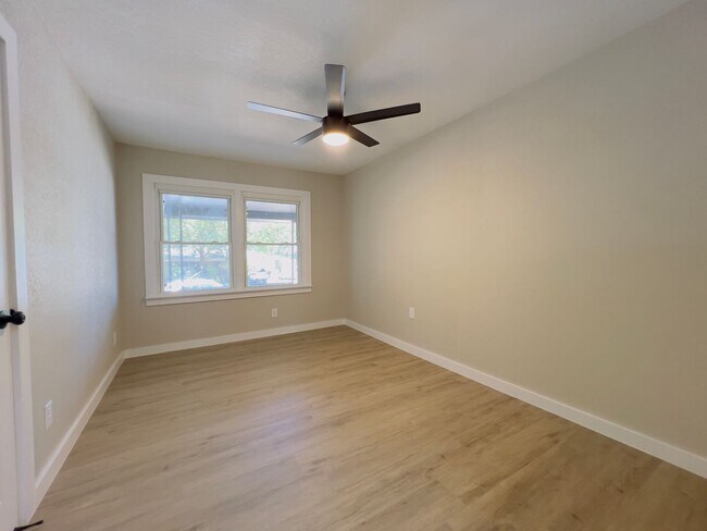 Building Photo - Newly Remodeled 4 Bedroom/1 Bathroom Home