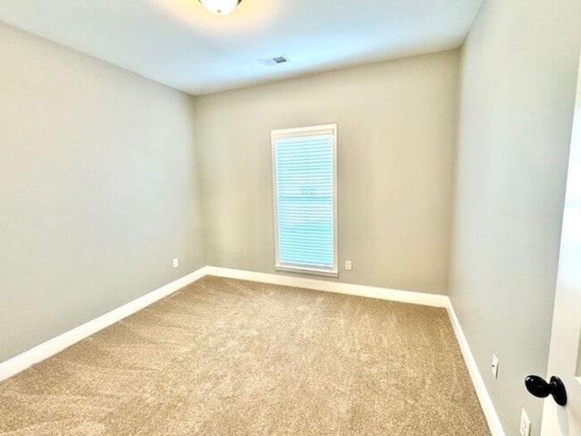 Building Photo - Now Leasing a 4-bedroom 2 bath home in Oli...