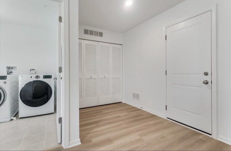 Building Photo - 1060 E Oakton St