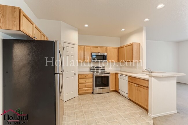 Building Photo - Spacious 3-Bedroom Home with High Ceilings...
