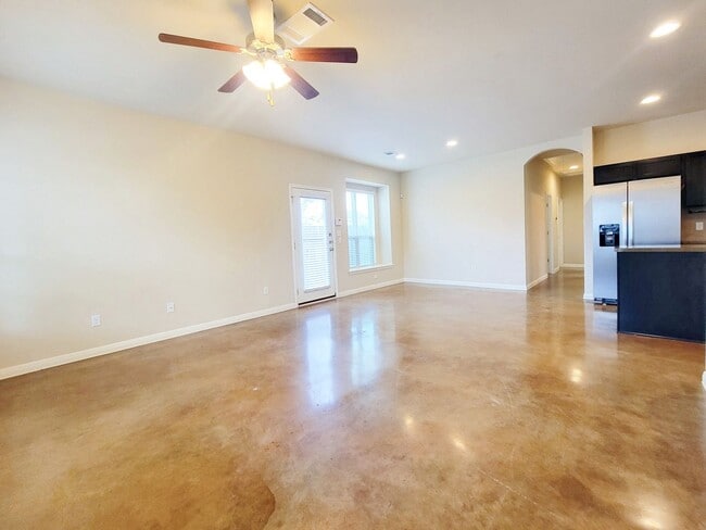 Building Photo - Nice 3/BR 2/BA – Cozy & Comfortable Living