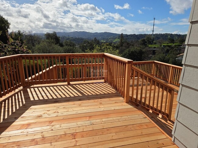 Building Photo - Spacious Walnut Creek Home
