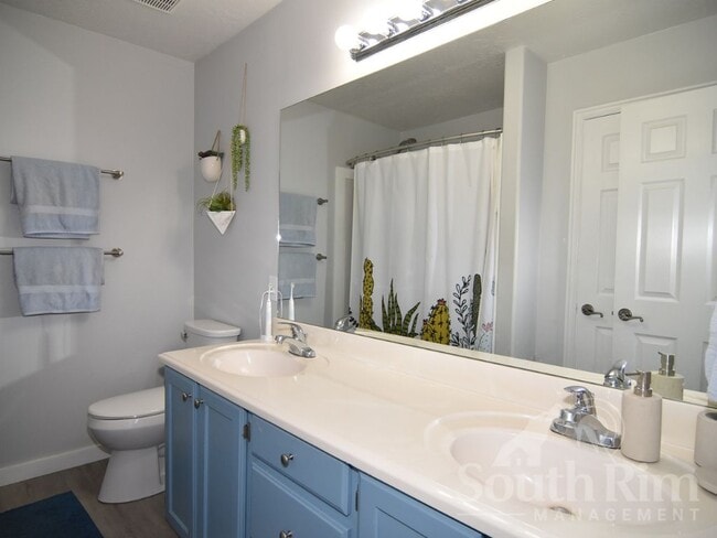 Building Photo - 916 Greenridge Ave