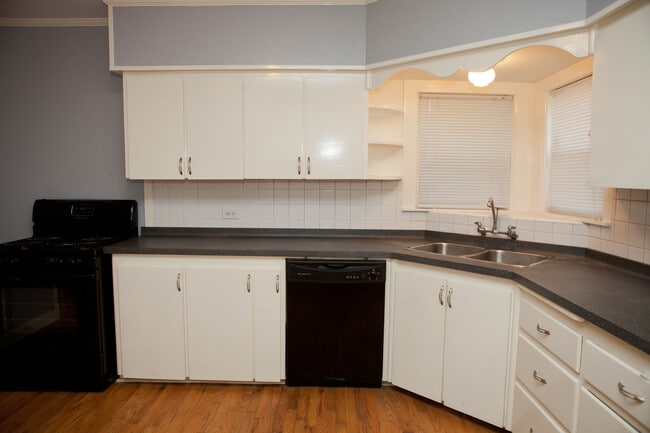 Building Photo - Charming 2-Bedroom Home with Spacious Back...