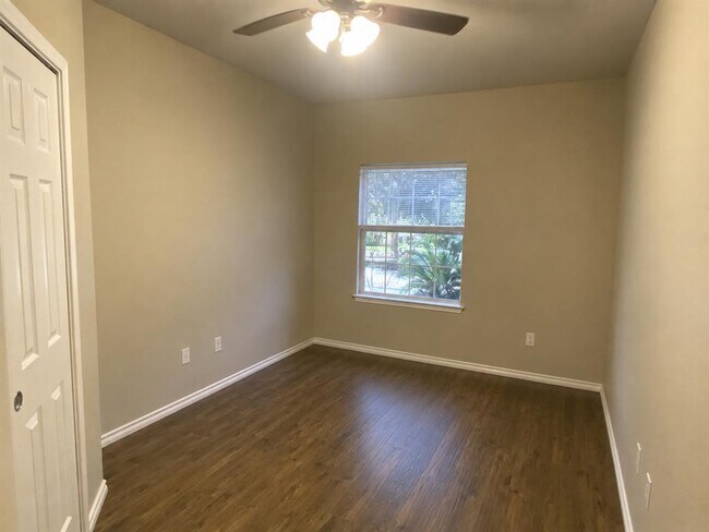 Building Photo - 305 Dark Horse Ln