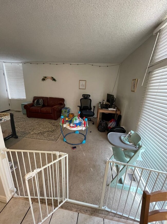 Building Photo - Spacious Ground Level 2 Bedroom 1 Bath