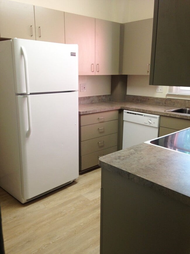 Building Photo - Guaranteed Lease - Sign Today!