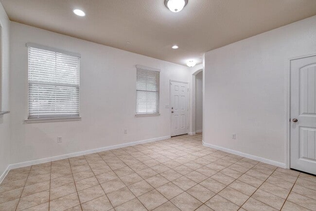 Building Photo - 2880 Donnell Dr