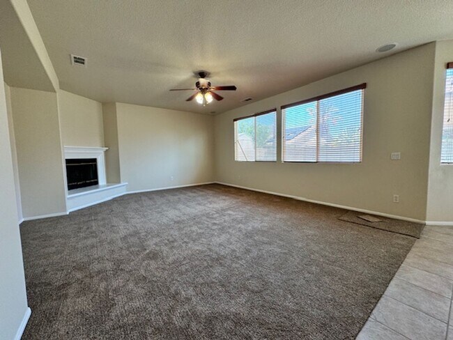 Building Photo - Gorgeous Westside 5 + 3 With Solar - $3800