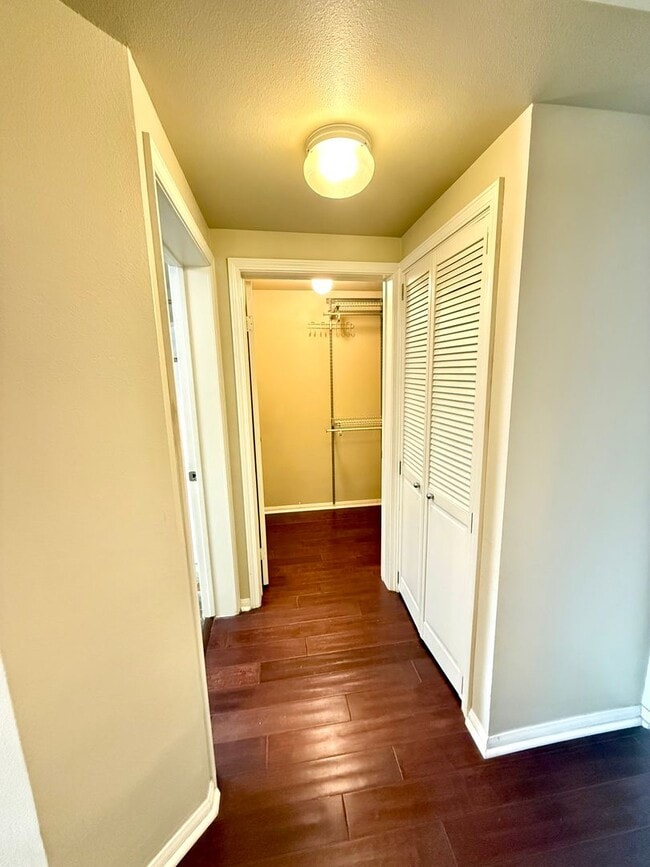 Building Photo - Spacious Bankers Hill Studio | In-Unit Laundry | A/C | Fireplace | Pool & Gym | 6-Month Lease