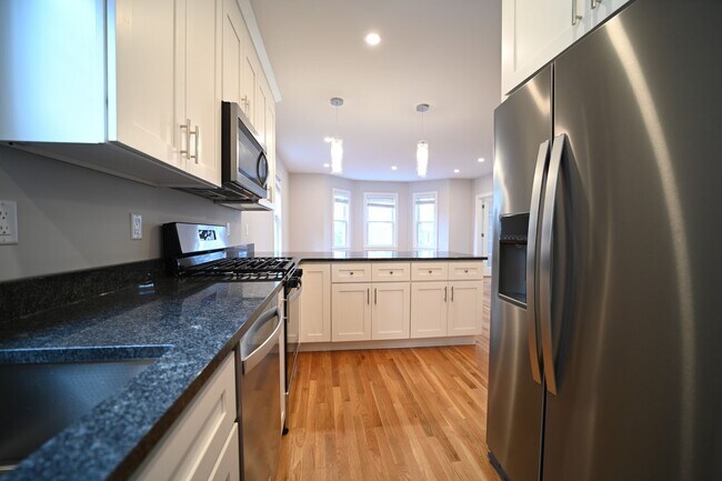 Building Photo - 3Br/2Bth in Brookline! Close to Rt.9, very quiet area, walk to JP Pond!