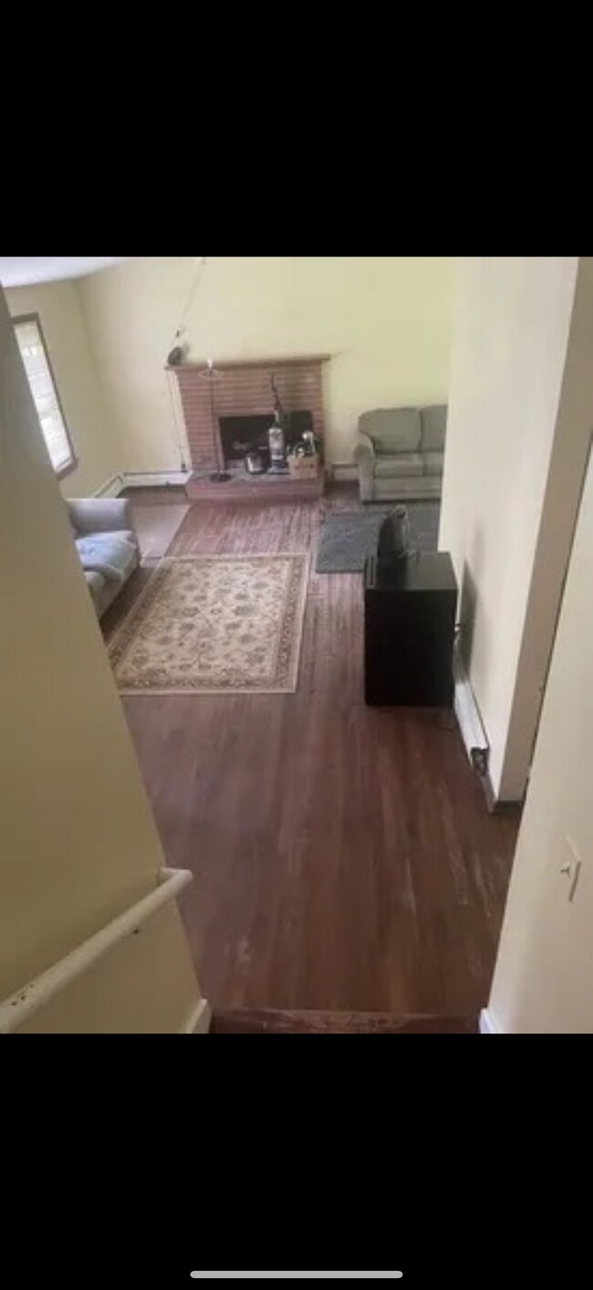 Building Photo - 351 Tunxis Ave