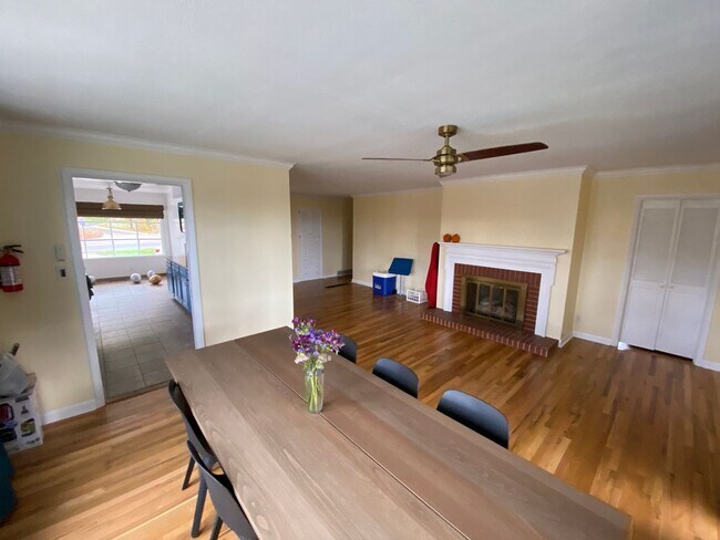 Building Photo - 4049 Taylor Ave