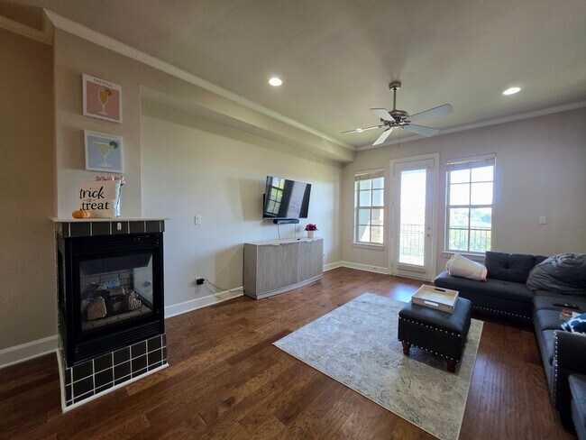 Building Photo - 2800 Sandage Ave