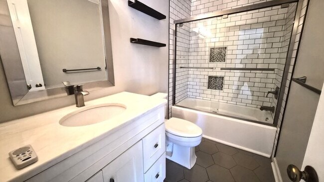 Building Photo - Great Two Bedroom Townhouse Convenient to Downtown Greenville!