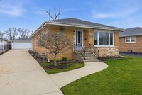 Building Photo - 8736 N Ozark Ave