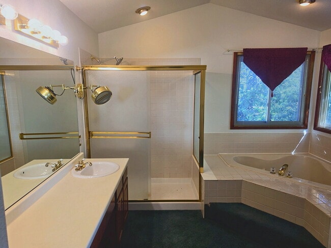 Building Photo - 5 Bedroom/ 4 Bath Two-Story in Governors Place